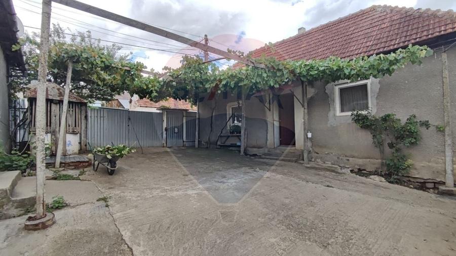 Casă individuală cu 4 camere cu Teren 1710 Mp în Fonău