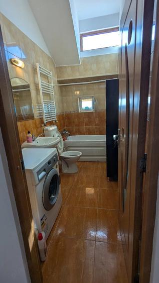 Apartament cu 3 camere semidecomandat în Girocului