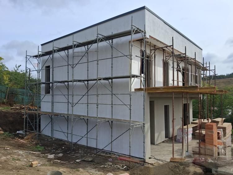 Casă cu 4 camere cu Teren 600 Mp în Breazu