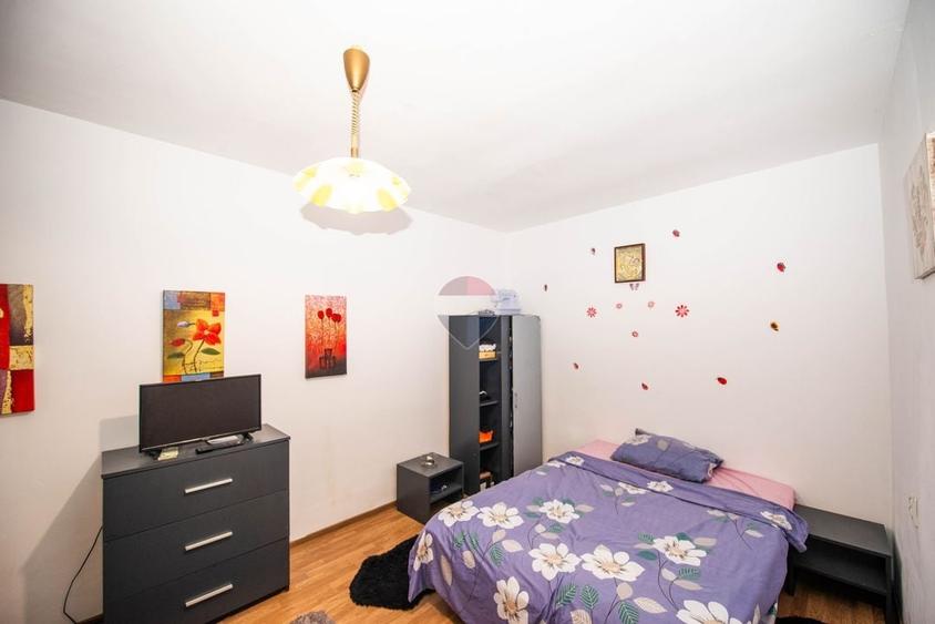Casă individuală cu 7 camere cu Teren 383 Mp în Periferie