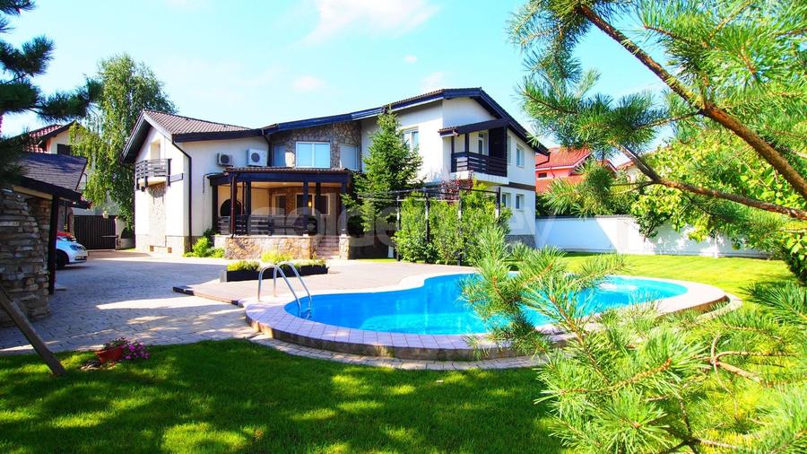 Casă individuală cu 8 camere cu Piscina în Iancu Nicolae