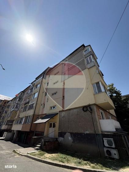 Apartament cu 4 camere semidecomandat în Traian