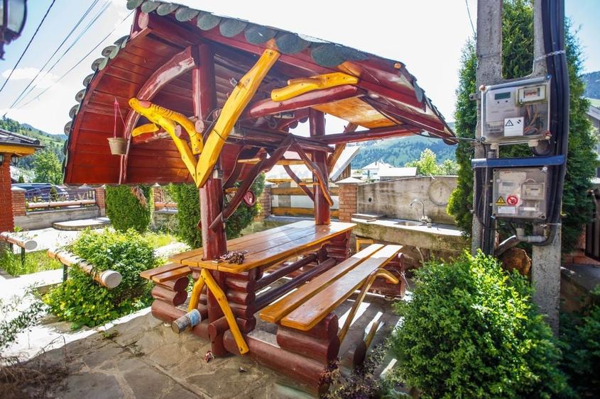Casă individuală cu 6 camere cu Teren 1100 Mp în Borca
