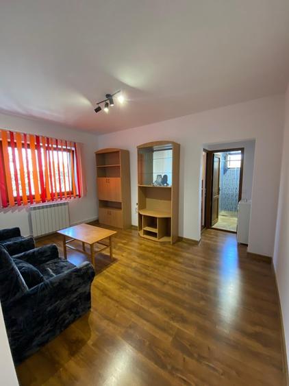 Apartament cu 3 camere semidecomandat în Spitalului