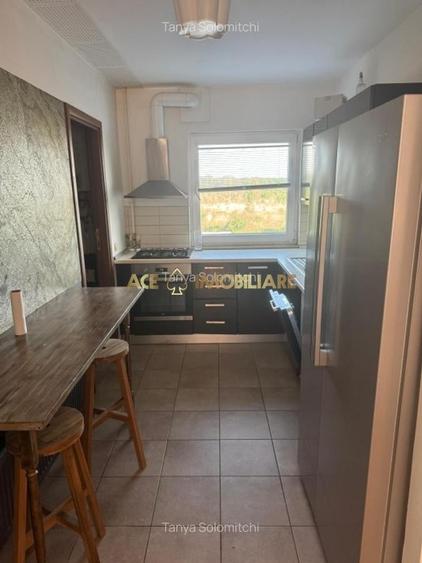 Apartament cu 3 camere semidecomandat, mobilat în Băneasa