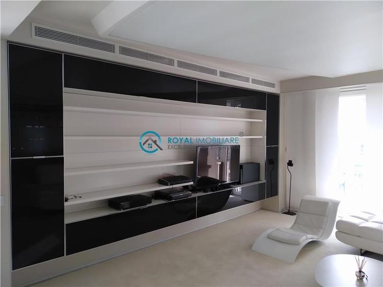 Apartament cu 3 camere decomandat, mobilat în Central