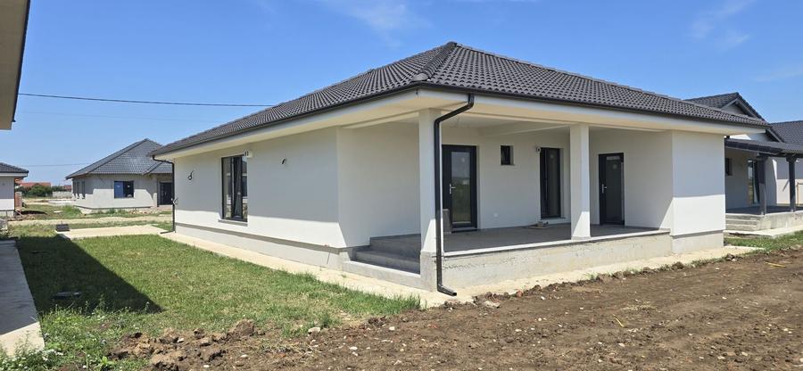 Casă cu 4 camere în Sântandrei