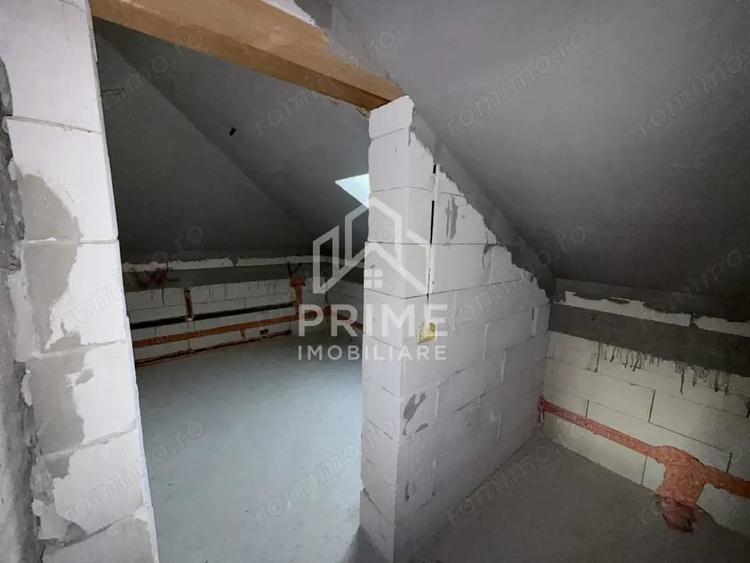 Casă cu 5 camere cu Teren 1800 Mp în Stremț