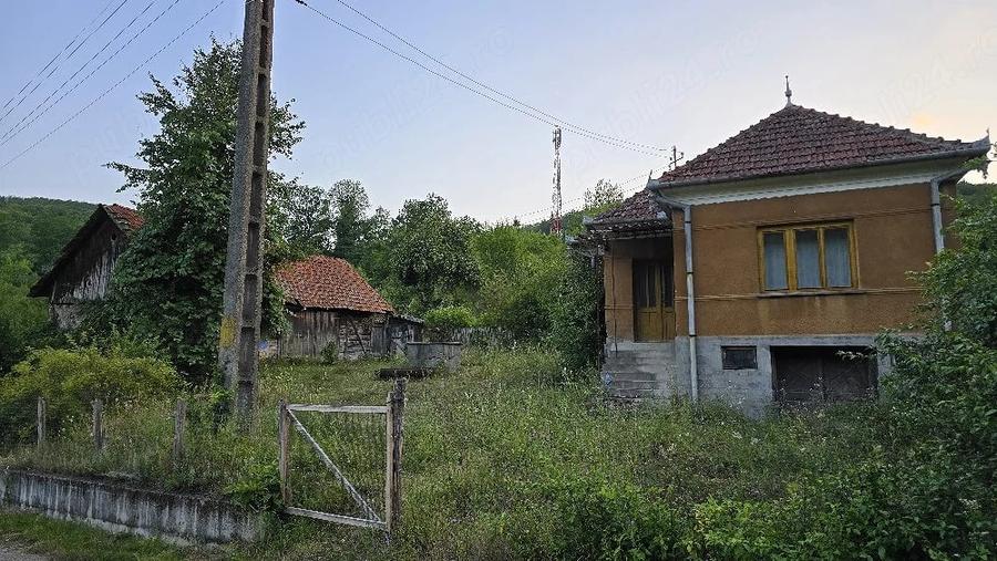 Casă cu 2 camere cu Teren 2563 Mp în Boiu