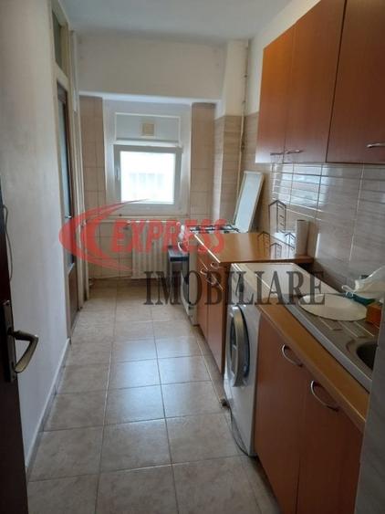 Garsonieră decomandată în Baba Novac