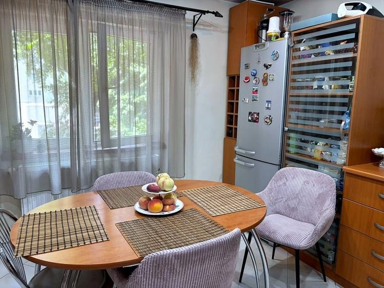 Apartament cu 4 camere decomandat, mobilat în Sebastian