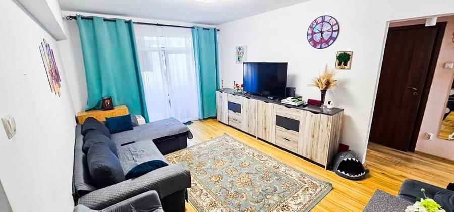 Apartament cu 3 camere semidecomandat, mobilat în P-ța Unirii