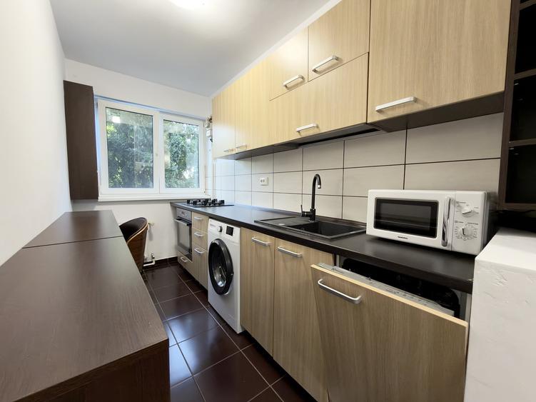 Apartament cu 2 camere semidecomandat, mobilat în Victoriei