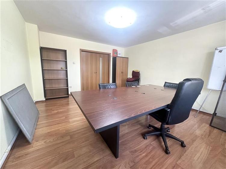 Casă individuală cu 8 camere cu Canalizare în Casa de Cultură