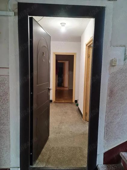 Apartament cu 3 camere semidecomandat în Boul Roșu