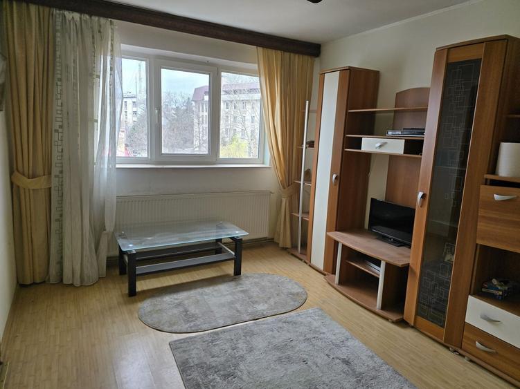 Apartament cu 3 camere semidecomandat în Central