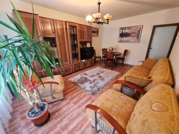 Apartament cu 3 camere decomandat, mobilat în Casa de Cultură