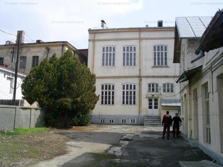 Casă cu 20 camere cu Canalizare în Central