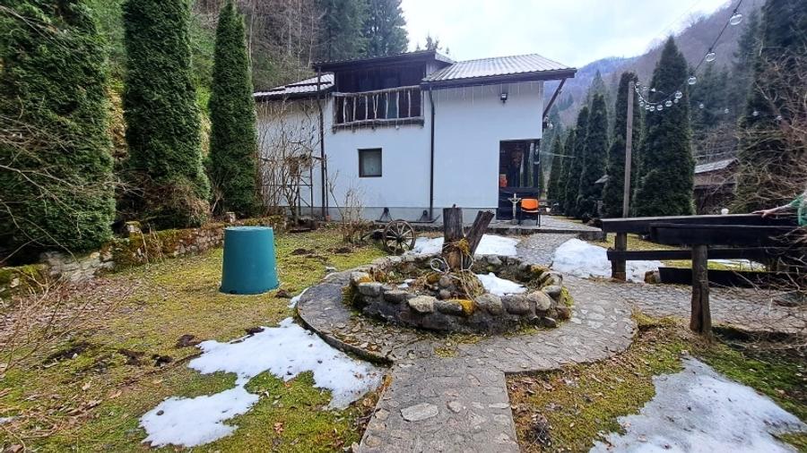 Casă individuală cu 10 camere cu Teren 1500 Mp în Valea Ierii