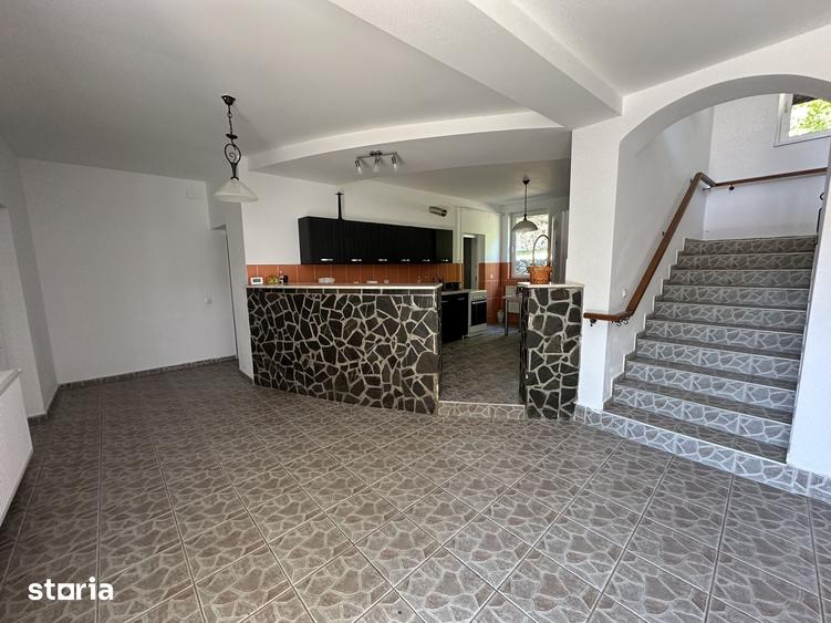 Casă cu 8 camere cu Teren 1110 Mp în Central