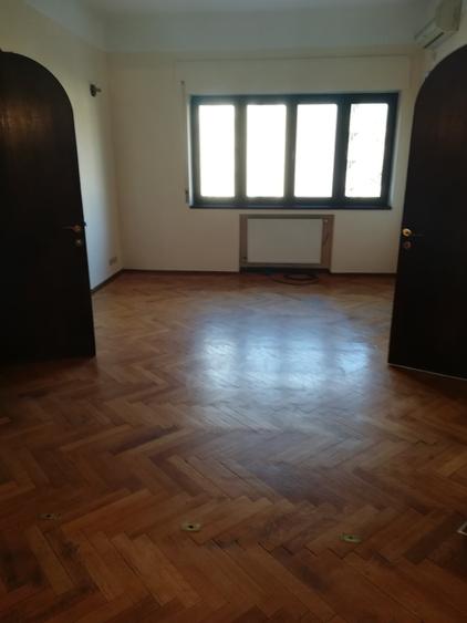 Apartament cu 5 camere circular în Lahovari