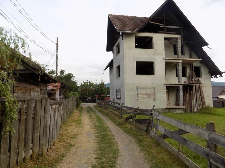Casă cu 4 camere în Căpeți