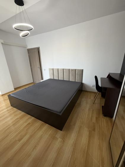 Apartament cu 3 camere semidecomandat, mobilat în Gară