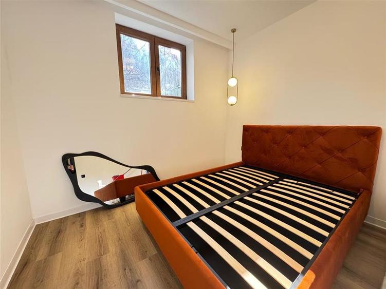 Apartament cu 3 camere semidecomandat, mobilat în Central