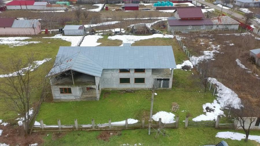 Casă cu Teren 1487 Mp în Tătăranu