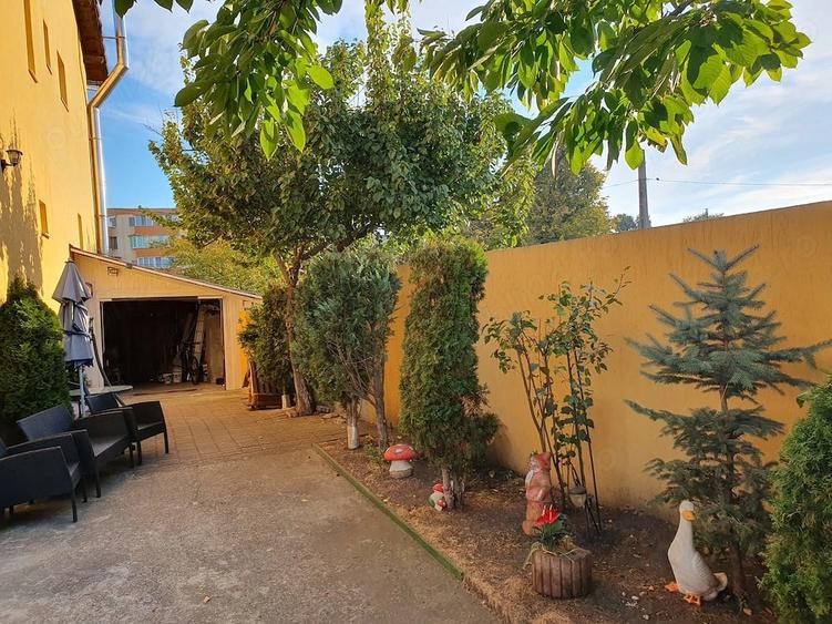 Casă cu 5 camere cu Teren 240 Mp în Central
