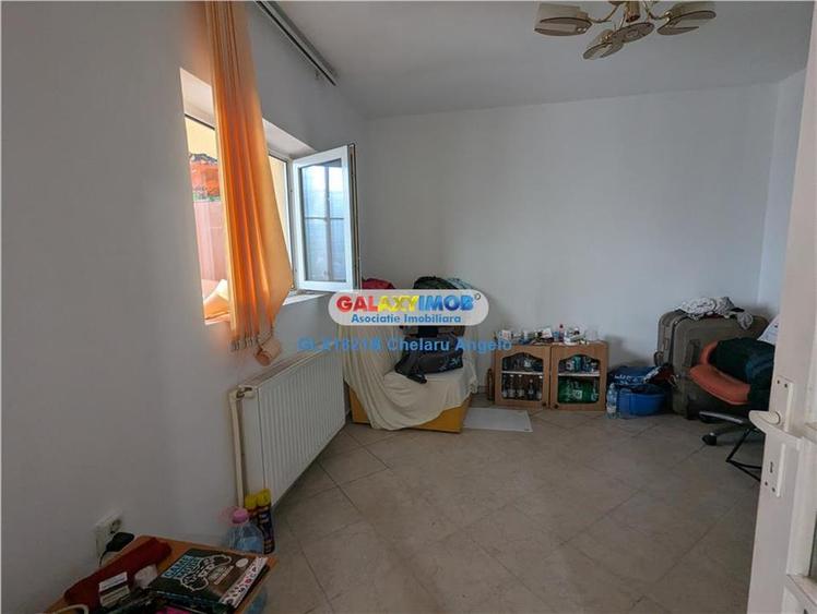 Casă cu 3 camere cu Garaj în Andronache