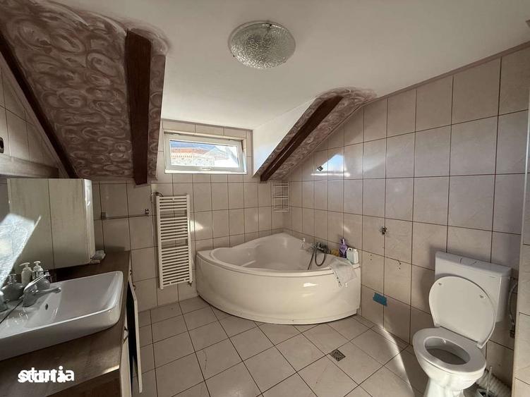 Apartament cu 3 camere decomandat în Exterior Vest