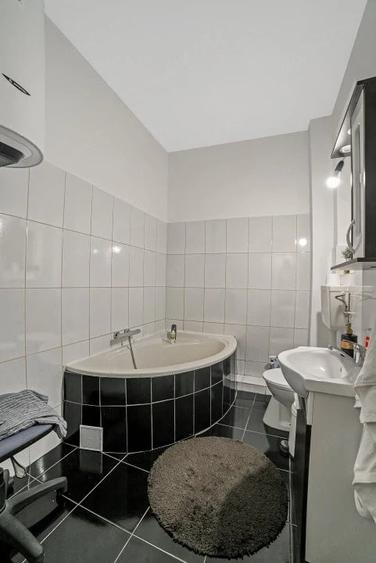 Apartament cu 5 camere decomandat în Victoriei