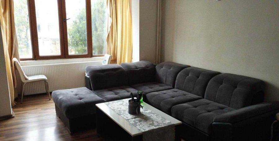 Apartament cu 3 camere semidecomandat, mobilat în Podu Roș