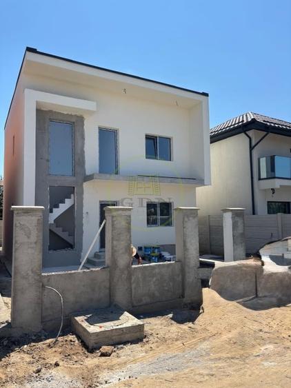 Casă individuală cu 5 camere cu Canalizare în Preajba