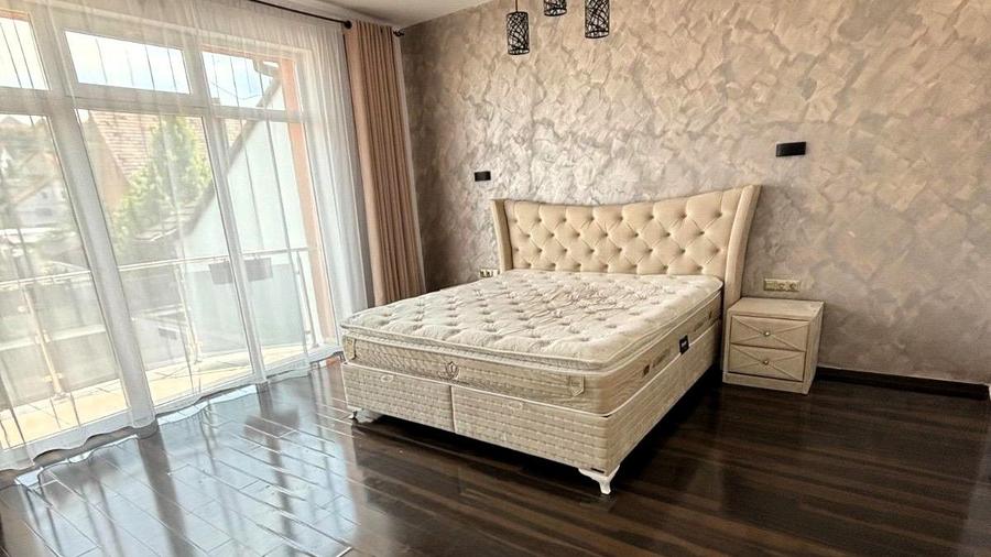 Casă cu 7 camere cu Teren 465 Mp în Ștrand