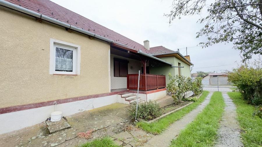Casă individuală cu 4 camere cu Canalizare în Sud