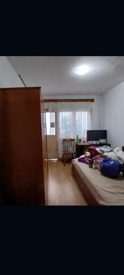 Apartament cu 3 camere semidecomandat în Veteranilor