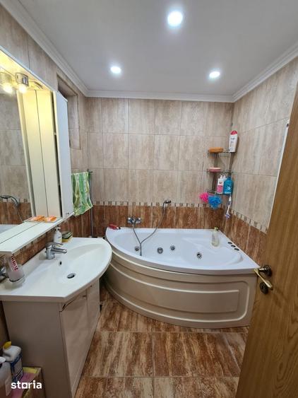 Apartament cu 3 camere decomandat în Salca