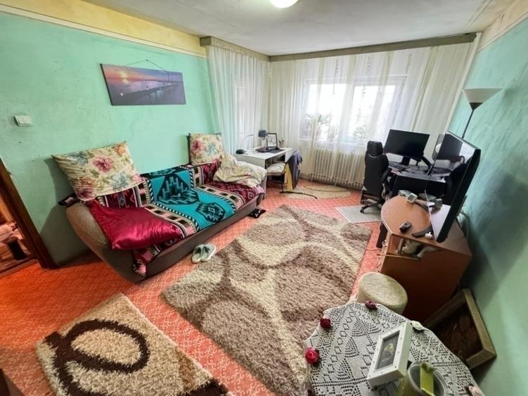 Apartament cu 3 camere decomandat în Nicolina
