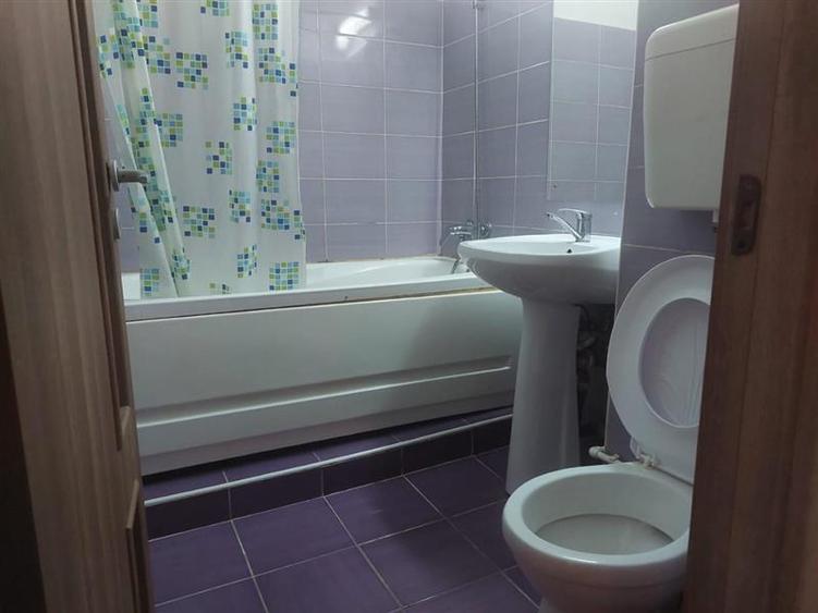 Apartament cu 3 camere semidecomandat, mobilat în Central