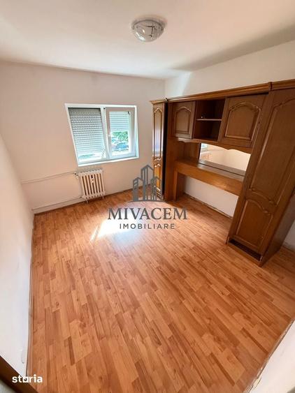 Apartament cu 4 camere decomandat în Calea București