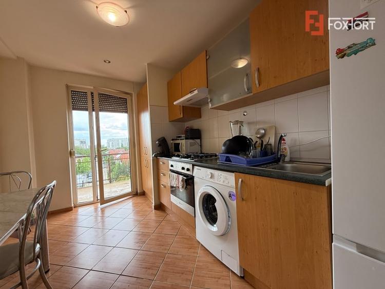 Apartament cu 3 camere semidecomandat, mobilat în Aradului