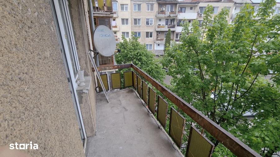 Apartament cu 3 camere decomandat în Petros