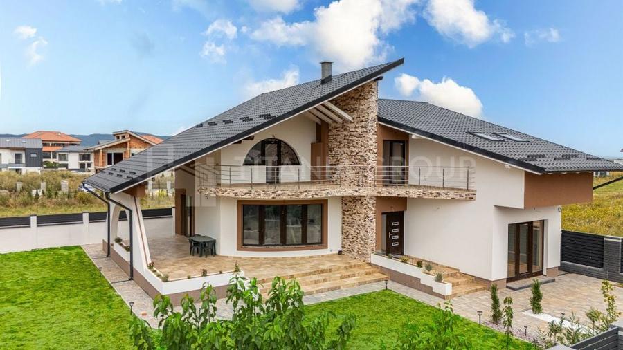 Casă cu 4 camere cu Teren 636 Mp în Cristian
