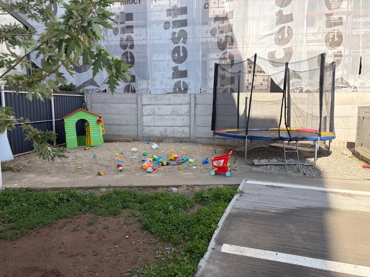 Apartament cu 3 camere decomandat în Titan