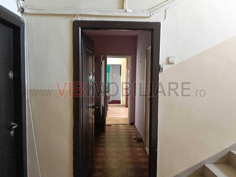 Apartament cu 3 camere semidecomandat în Girocului
