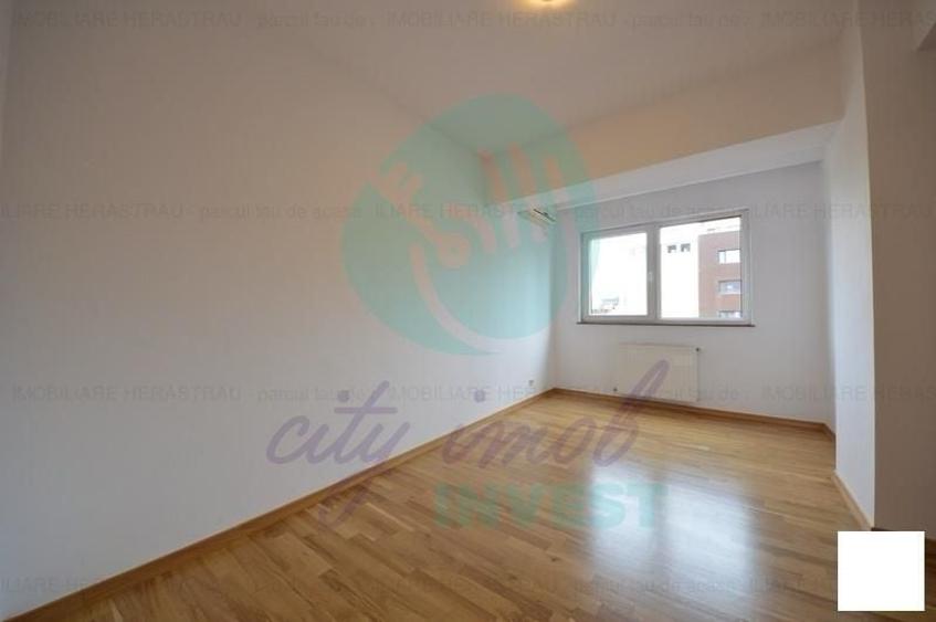 Apartament cu 5 camere semidecomandat în Kiseleff