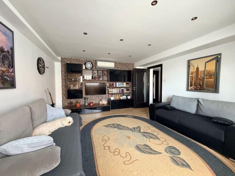 Apartament cu 3 camere decomandat în Coman