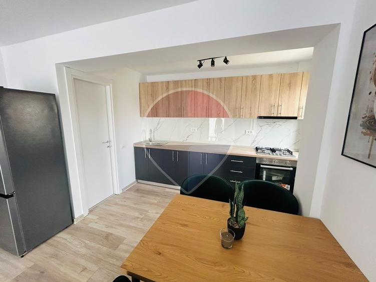 Apartament cu 2 camere semidecomandat, mobilat în Central